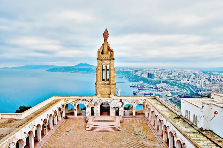 Notre-Dame-Santa-Cruz-Oran-parfois-point-chute-enfants-pieds-noirs_0_1400_929