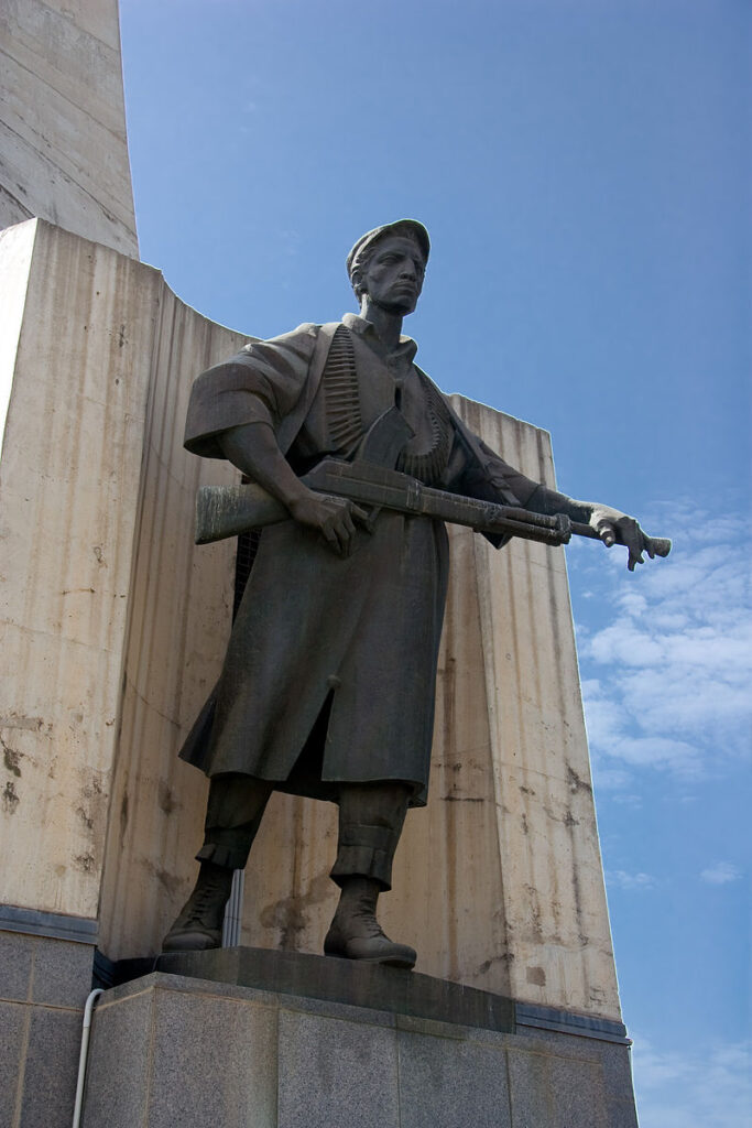 800px-Monument_of_the_Martyrs_05_Algiers